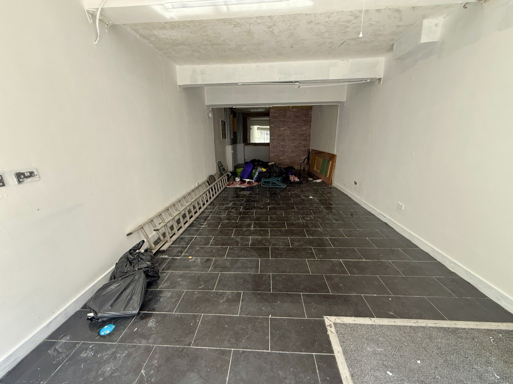 Lot: 171 - VACANT MIXED-USE PROPERTY IN TOWN CENTRE - Commercial parts